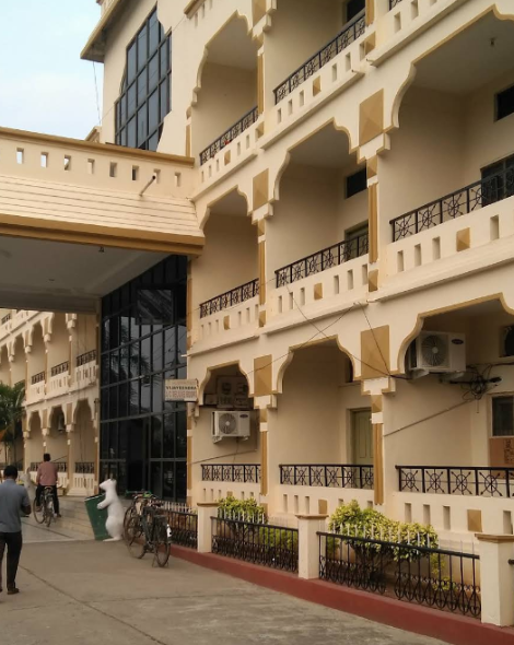 Devotees dining at Arya Vysya Nitya Anna Satram, Mantralayam